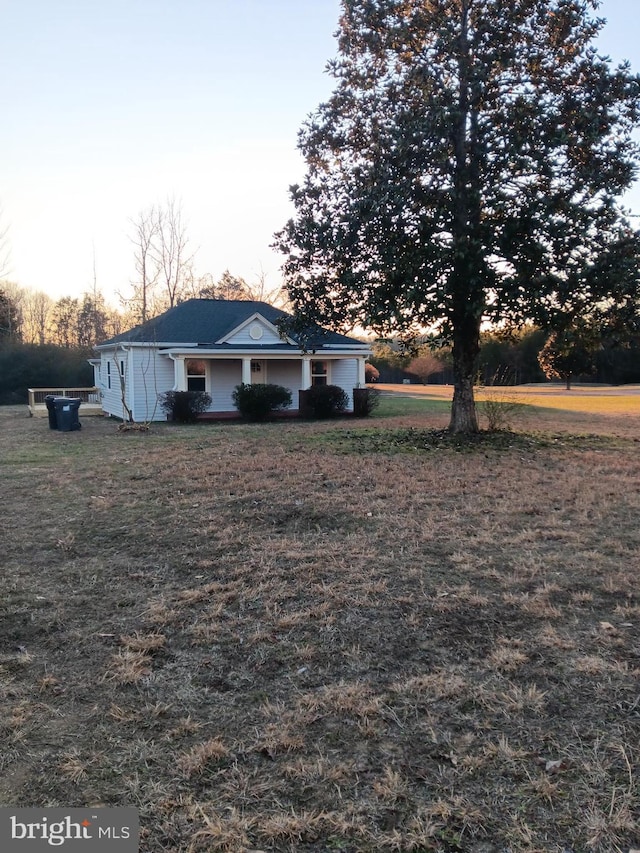 view of front facade featuring a lawn and a porch