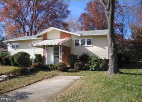 view of front of house with a front yard