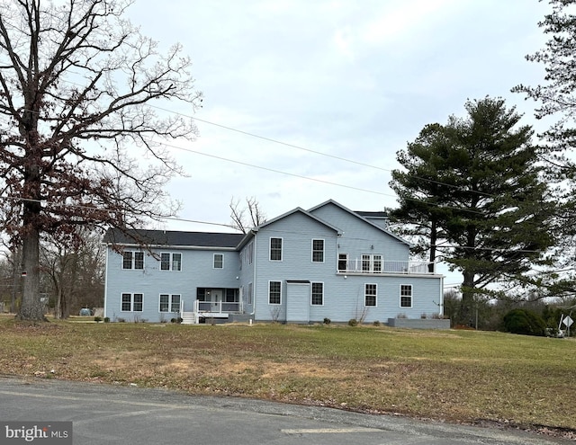 view of front facade with a front yard