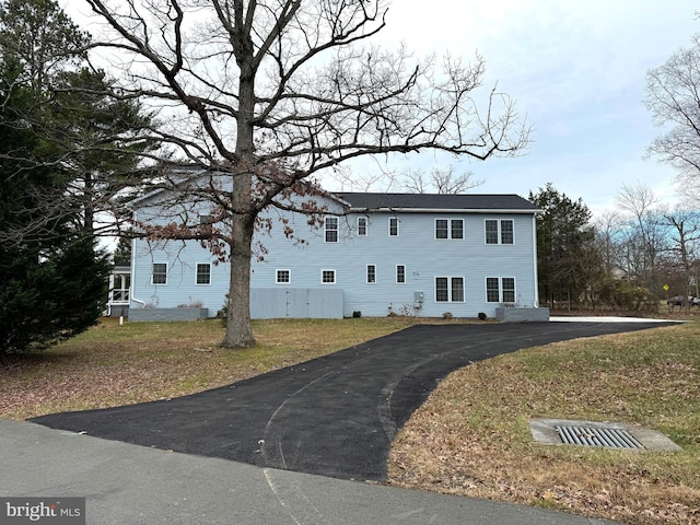 view of front facade featuring a front yard