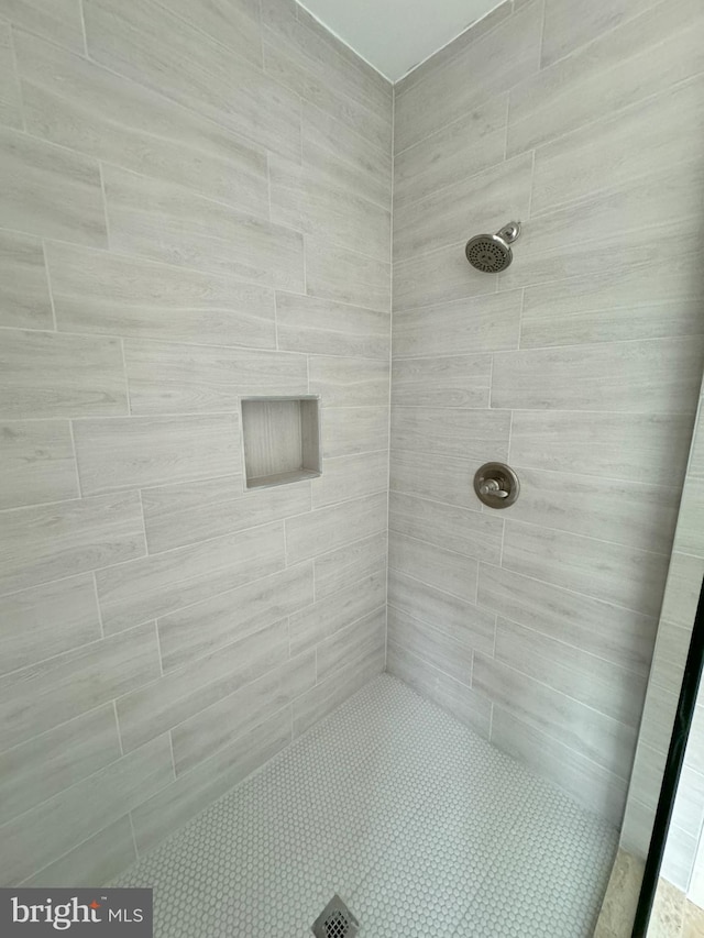 bathroom featuring a tile shower