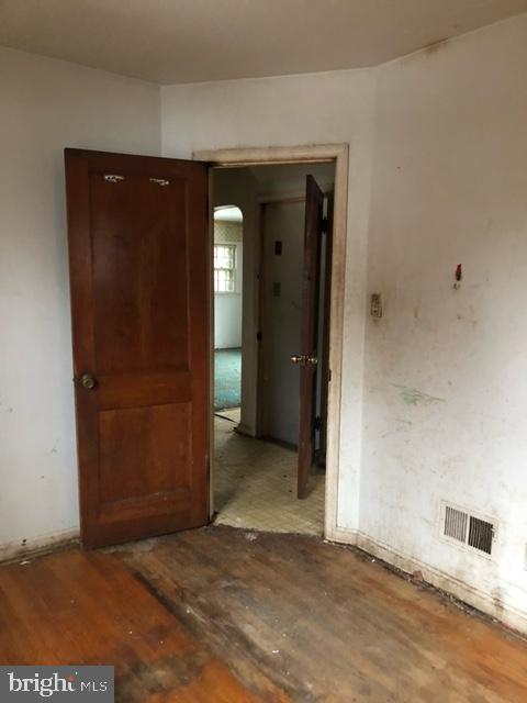 unfurnished room featuring light hardwood / wood-style flooring