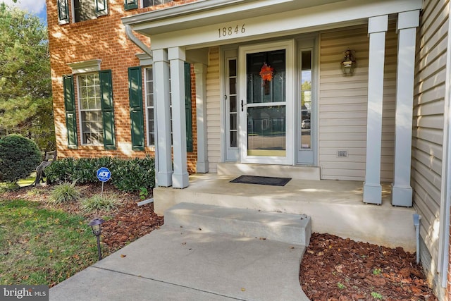 entrance to property featuring covered porch