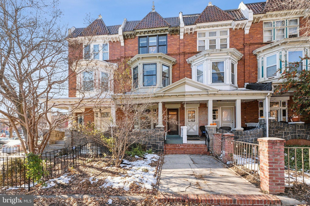 view of front of property featuring a porch