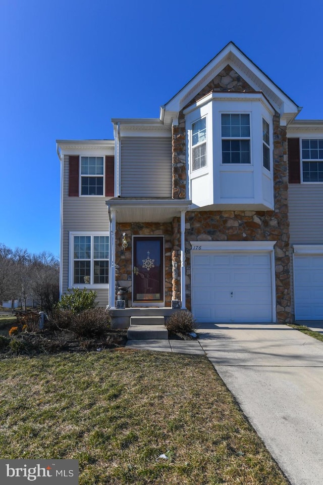 view of front of home featuring a front lawn and a garage