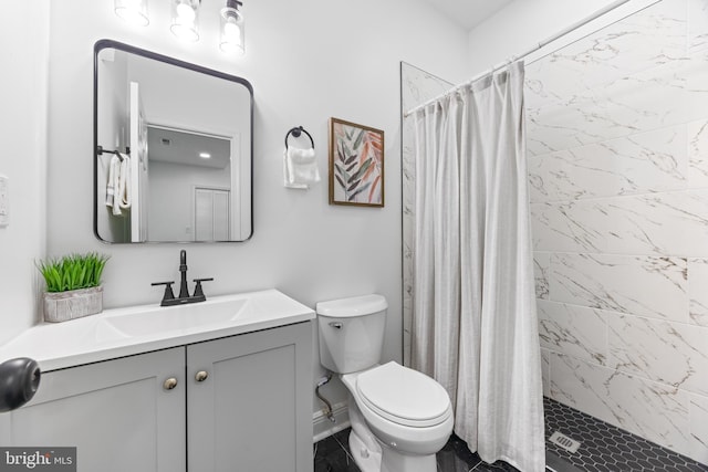 bathroom with curtained shower, toilet, and vanity