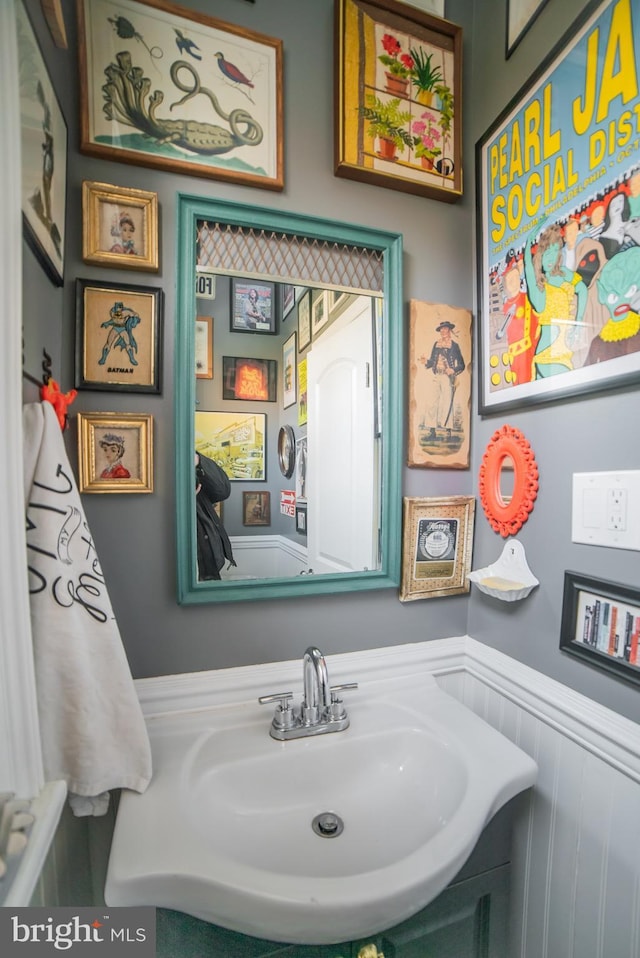 bathroom featuring sink