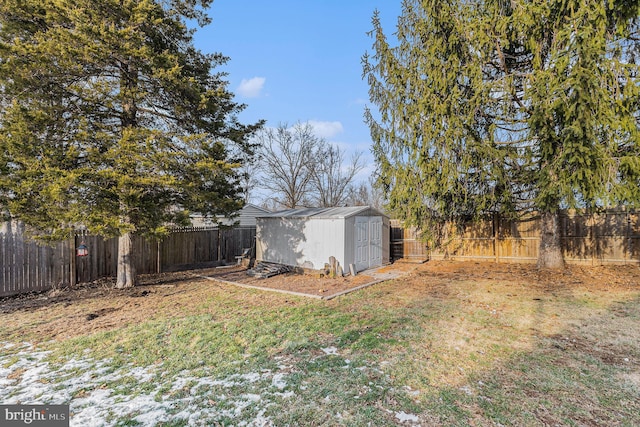 view of yard featuring a storage unit