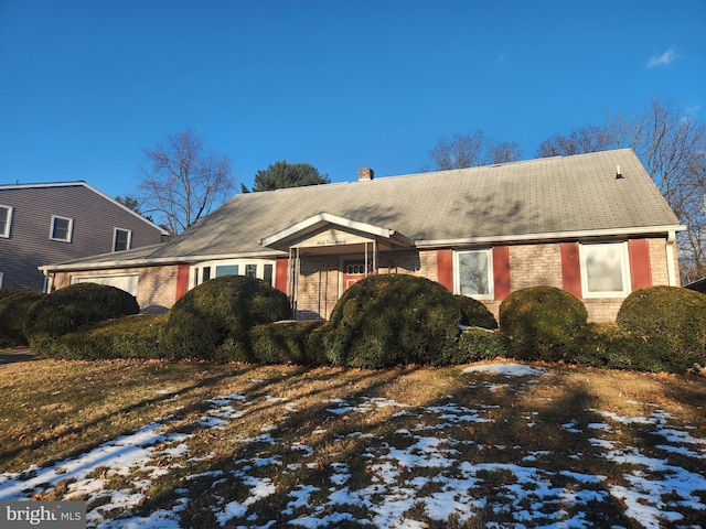 view of front of property featuring a yard