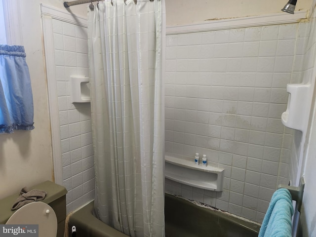 bathroom with shower / bath combo