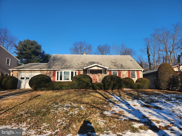 view of front of property featuring a lawn and a garage