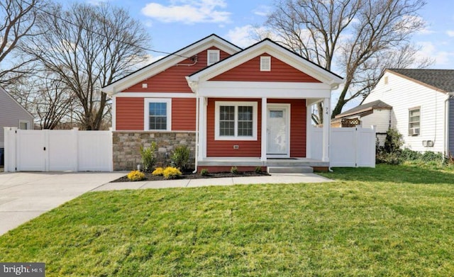 view of front of property with a front lawn