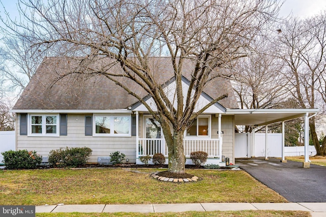 view of front facade featuring a front lawn and a carport