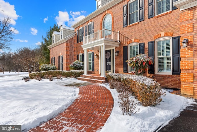 view of front of property featuring a balcony