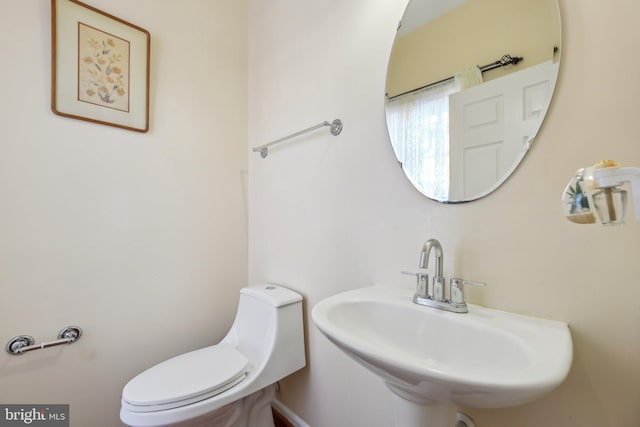 bathroom featuring toilet and sink