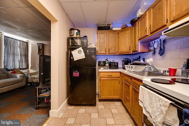 kitchen with sink, backsplash, and black appliances