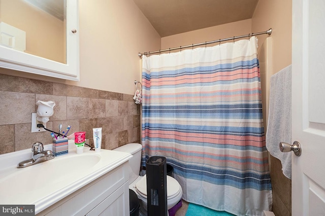 bathroom featuring a shower with curtain, vanity, toilet, and tile walls