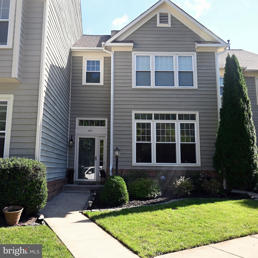 view of front facade featuring a front yard