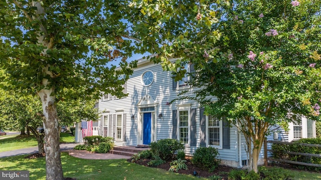 view of front of house with a front lawn