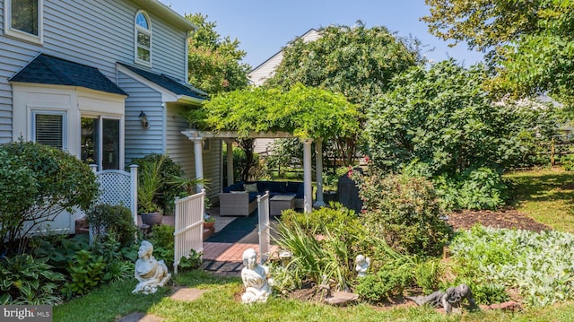 view of yard with an outdoor hangout area