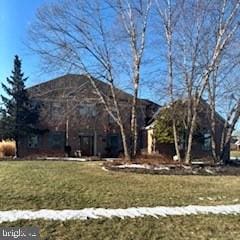 view of front of property with a front lawn