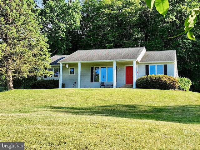 view of front of house featuring a front lawn