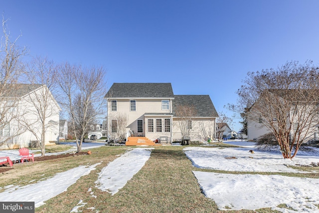 view of front facade with a lawn