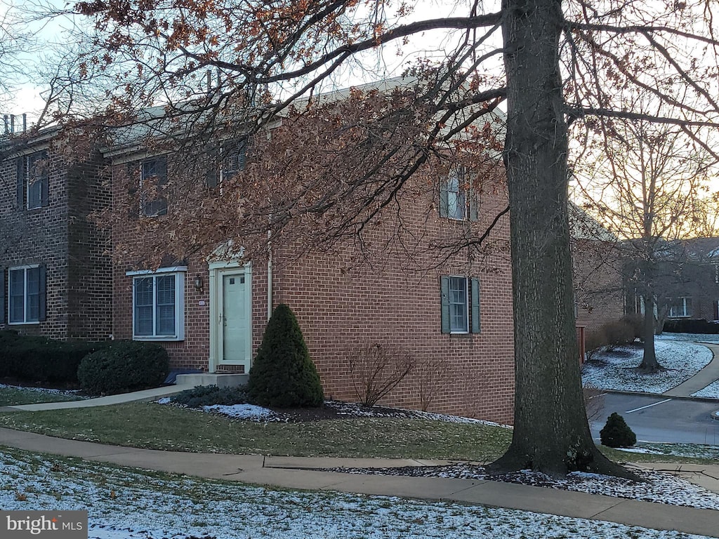 view of front of house featuring a lawn