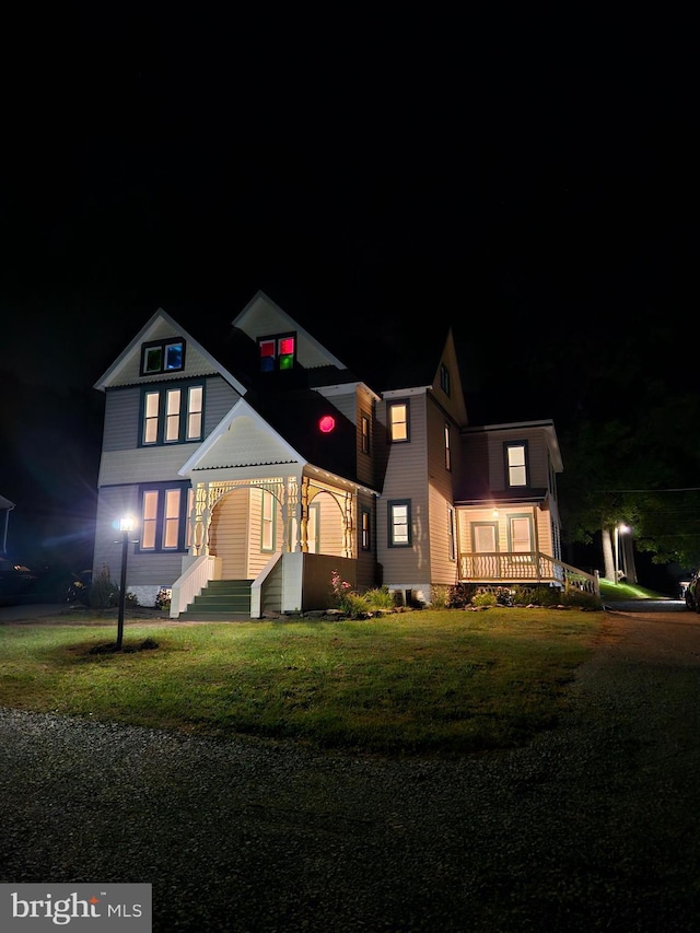 view of front of home featuring a yard