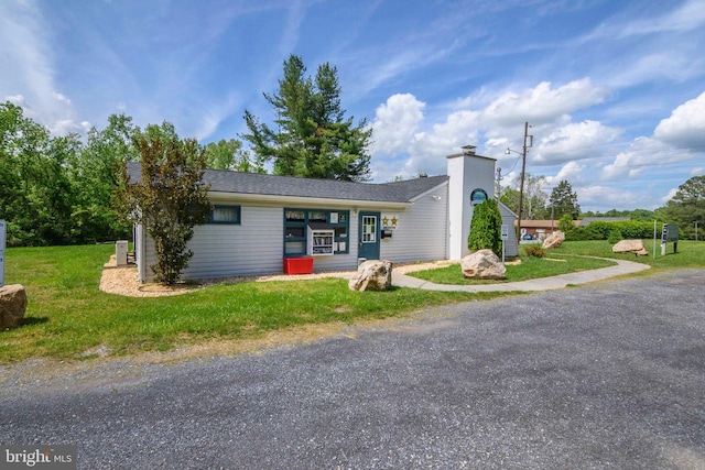 single story home with a front lawn