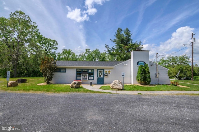 single story home featuring a front yard