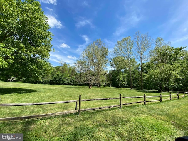 view of yard featuring a rural view