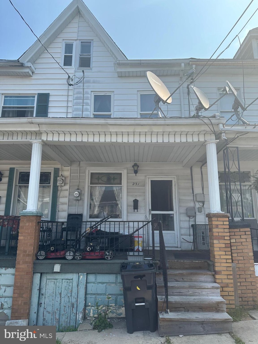 entrance to property featuring covered porch