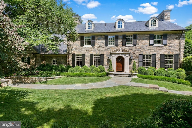 colonial house featuring a front yard