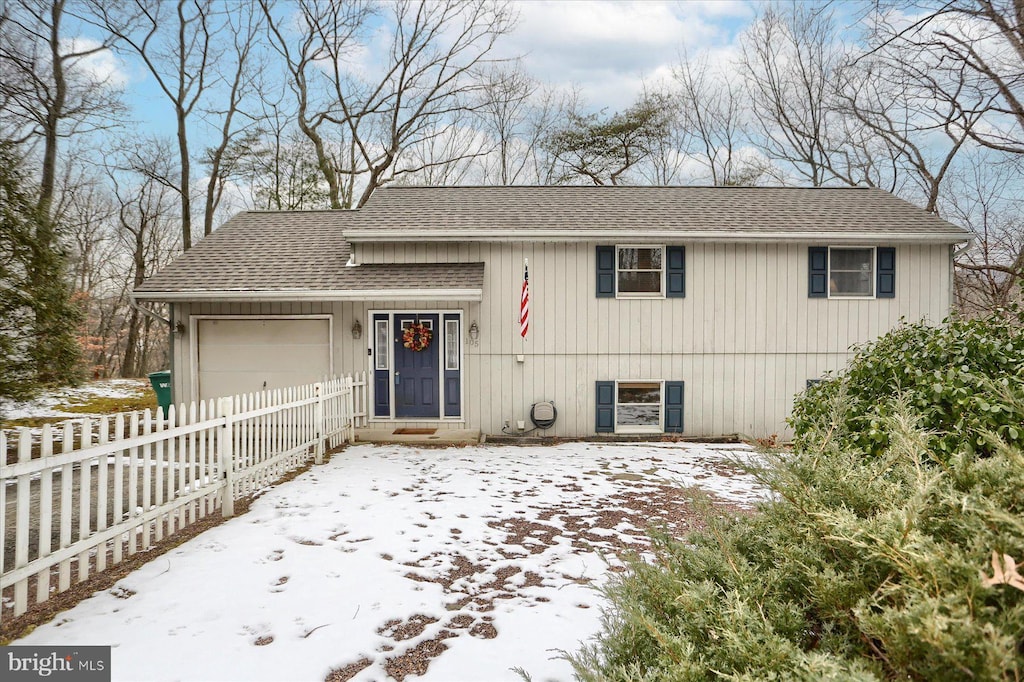 view of front facade featuring a garage