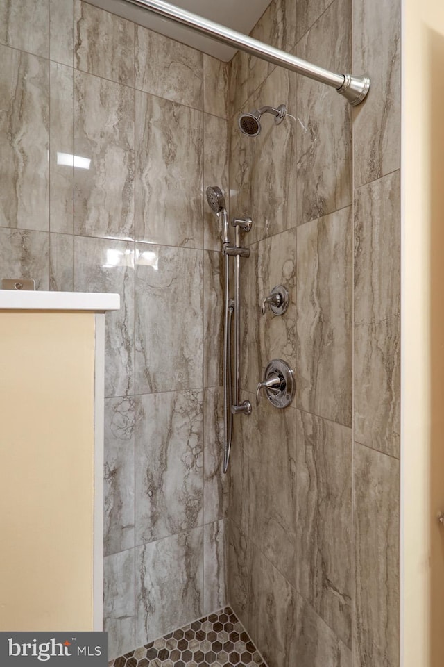 bathroom featuring a tile shower