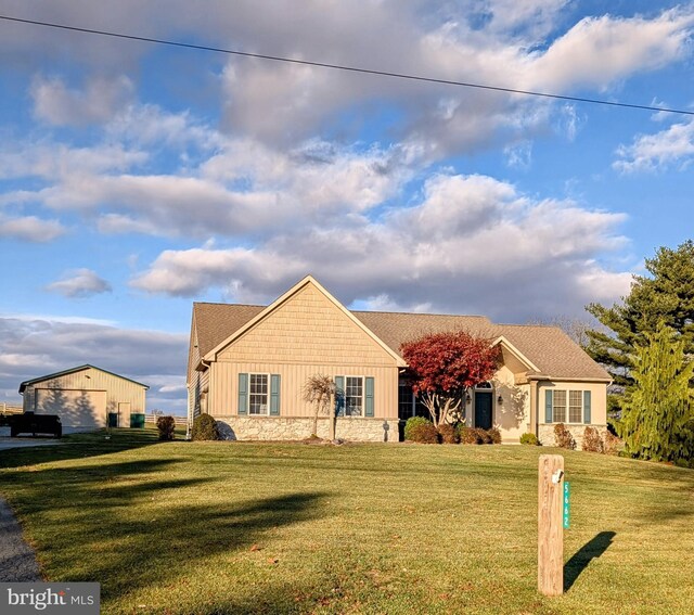 single story home with a front lawn