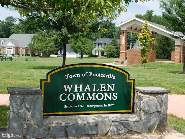 community / neighborhood sign featuring a yard