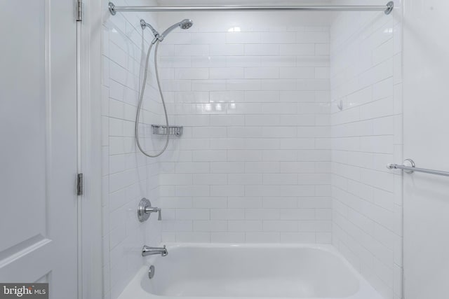 bathroom featuring tiled shower / bath combo