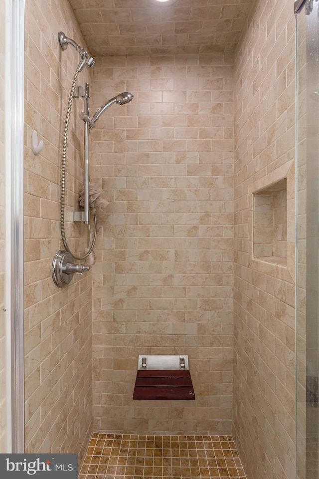 bathroom featuring a tile shower