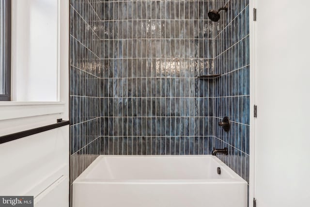 bathroom with tiled shower / bath combo