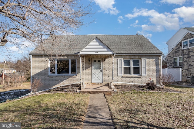 view of front of house featuring a front lawn