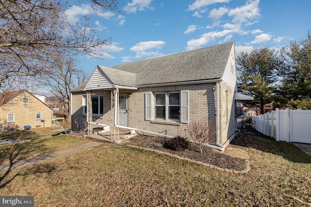 view of front facade with a front yard