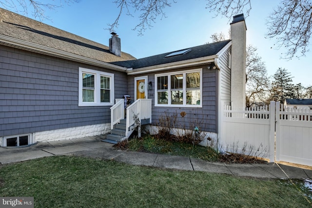 view of front facade featuring a front yard