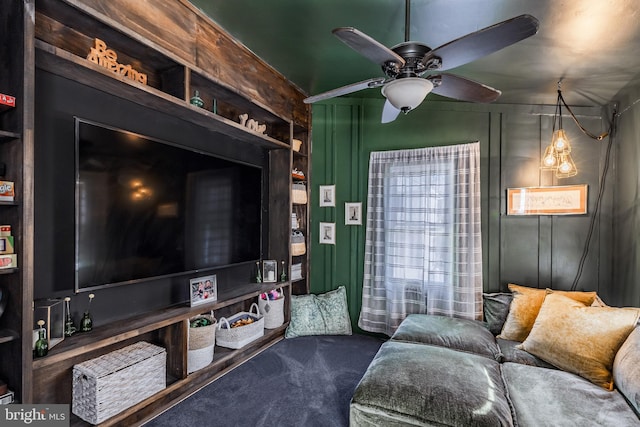 carpeted living room featuring ceiling fan