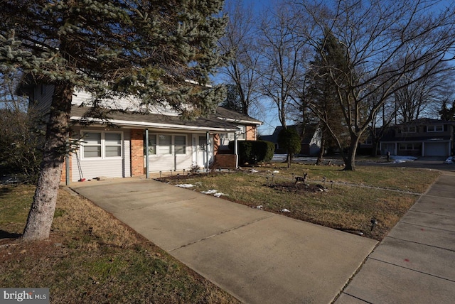 view of front of property featuring a front yard