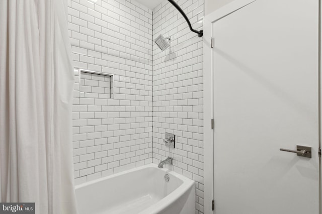 bathroom featuring shower / bath combo