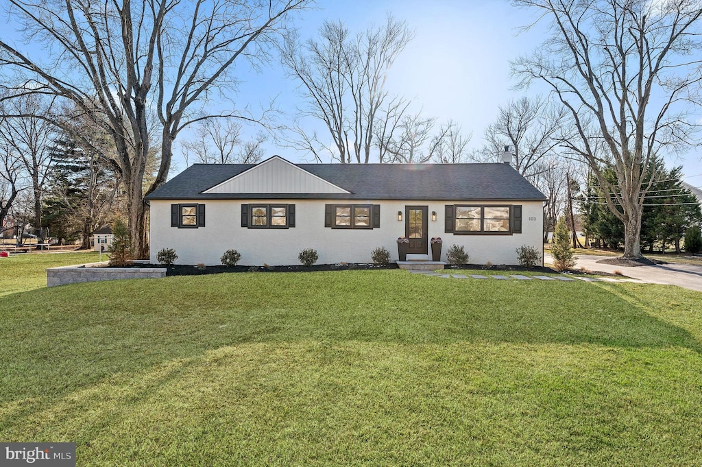 single story home featuring a front yard