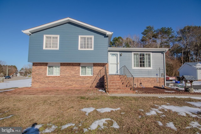 split level home with a front lawn