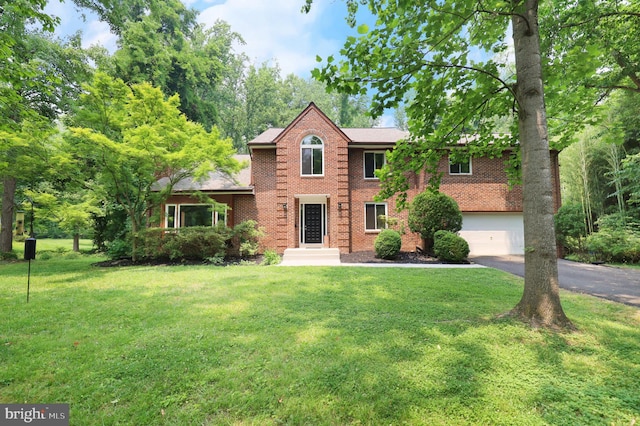 view of front of property featuring a front yard and a garage